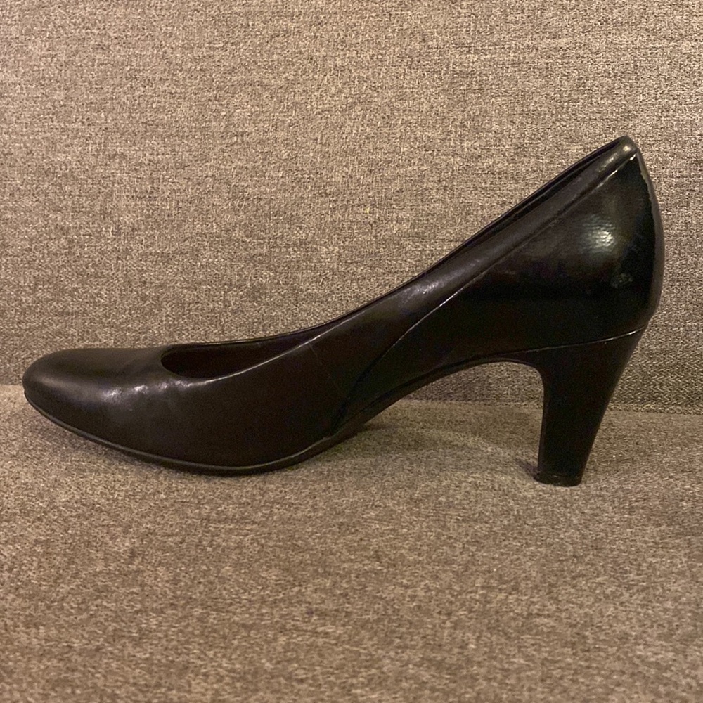 Clarks Artisan Black Leather 2” Heels Womens Size 9.5 - Picture 4 of 13